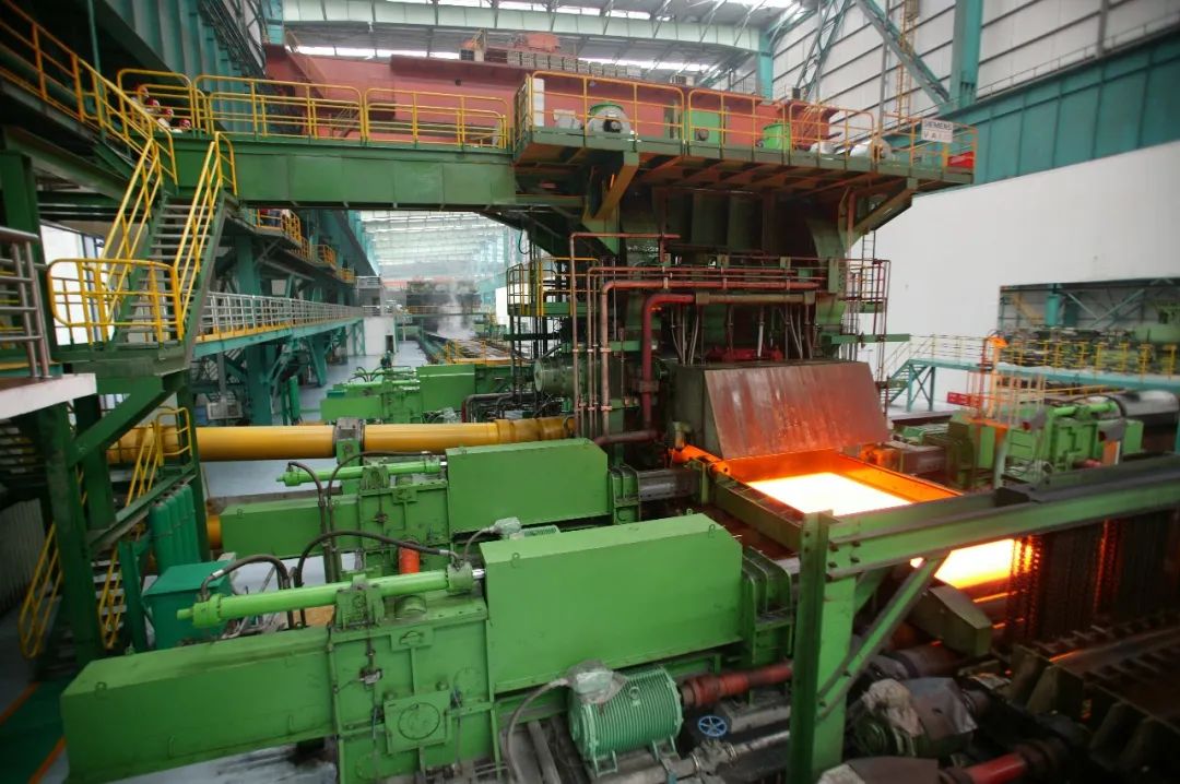 近日，河鋼舞鋼公司研發(fā)的新產(chǎn)品抗HIC腐蝕、大厚度超低溫用鋼09MnNiDR（HIC）鋼板全部交付客戶，回廠復(fù)檢性能100%合格，獲得用戶高度評(píng)價(jià)。該鋼種為開(kāi)發(fā)的新鋼種，可以平替進(jìn)口，將獨(dú)家用于國(guó)內(nèi)某大型石化項(xiàng)目關(guān)鍵設(shè)備制造。