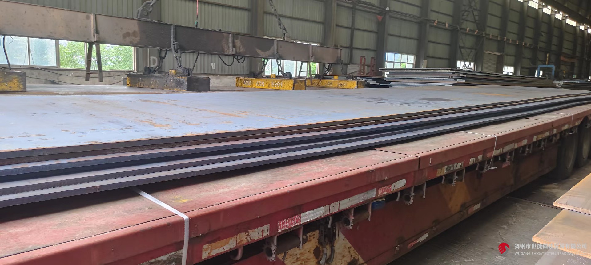 近日，河鋼集團(tuán)舞鋼公司生產(chǎn)的低合金容器鋼板本體性能檢驗(yàn)順利通過ABS（美國船級(jí)社）的認(rèn)證，認(rèn)證等級(jí)達(dá)到Q345R-Z35及SA516Gr70-Z35級(jí)別，認(rèn)證厚度為50mm和100mm。這標(biāo)志著舞鋼的低合金容器鋼板生產(chǎn)能力跨上新臺(tái)階，實(shí)現(xiàn)了船用鋼板的新突破，對(duì)于開辟新的利潤增長點(diǎn)具有重要意義。