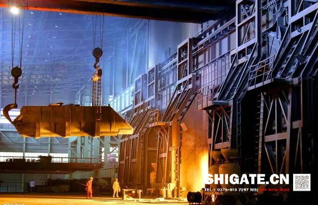 煉鐵過(guò)程實(shí)質(zhì)上是將鐵從其自然形態(tài)——礦石等含鐵化合物中還原出來(lái)的過(guò)程。煉鐵方法主要有高爐法、直接還原法、熔融還原法等，其原理是礦石在特定的氣氛中（還原物質(zhì)CO、H2、C；適宜溫度等）通過(guò)物化反應(yīng)獲取還原后的生鐵。生鐵除了少部分用于鑄造外，絕大部分是作為煉鋼原料。  高爐煉鐵是現(xiàn)代煉鐵的主要方法，鋼鐵生產(chǎn)中的重要環(huán)節(jié)。這種方法是由古代豎爐煉鐵發(fā)展、改進(jìn)而成的。盡管世界各國(guó)研究發(fā)展了很多新的煉鐵法，但由于高爐煉鐵技術(shù)經(jīng)濟(jì)指標(biāo)良好，工藝簡(jiǎn)單，生產(chǎn)量大,勞動(dòng)生產(chǎn)率高,能耗低，這種方法生產(chǎn)的鐵仍占世界鐵總產(chǎn)量的95％以上。  煉鐵工藝是是將含鐵原料（燒結(jié)礦、球團(tuán)礦或鐵礦）、燃料（焦炭、煤粉等）及其它輔助原料（石灰石、白云石、錳礦等）按一定比例自高爐爐頂裝入高爐，并由熱風(fēng)爐在高爐下部沿爐周的風(fēng)口向高爐內(nèi)鼓入熱風(fēng)助焦炭燃燒（有的高爐也噴吹煤粉、重油、天然氣等輔助燃料），在高溫下焦炭中的碳同鼓入空氣中的氧燃燒生成的一氧化碳和氫氣。  原料、燃料隨著爐內(nèi)熔煉等過(guò)程的進(jìn)行而下降，在爐料下降和上升的煤氣相遇，先后發(fā)生傳熱、還原、熔化、脫炭作用而生成生鐵，鐵礦石原料中的雜質(zhì)與加入爐內(nèi)的熔劑相結(jié)合而成渣，爐底鐵水間斷地放出裝入鐵水罐，送往煉鋼廠。同時(shí)產(chǎn)生高爐煤氣，爐渣兩種副產(chǎn)品，高爐渣鐵主要礦石中不還原的雜質(zhì)和石灰石等熔劑結(jié)合生成，自渣口排出后，經(jīng)水淬處理后全部作為水泥生產(chǎn)原料；產(chǎn)生的煤氣從爐頂導(dǎo)出，經(jīng)除塵后，作為熱風(fēng)爐、加熱爐、焦?fàn)t、鍋爐等的燃料。