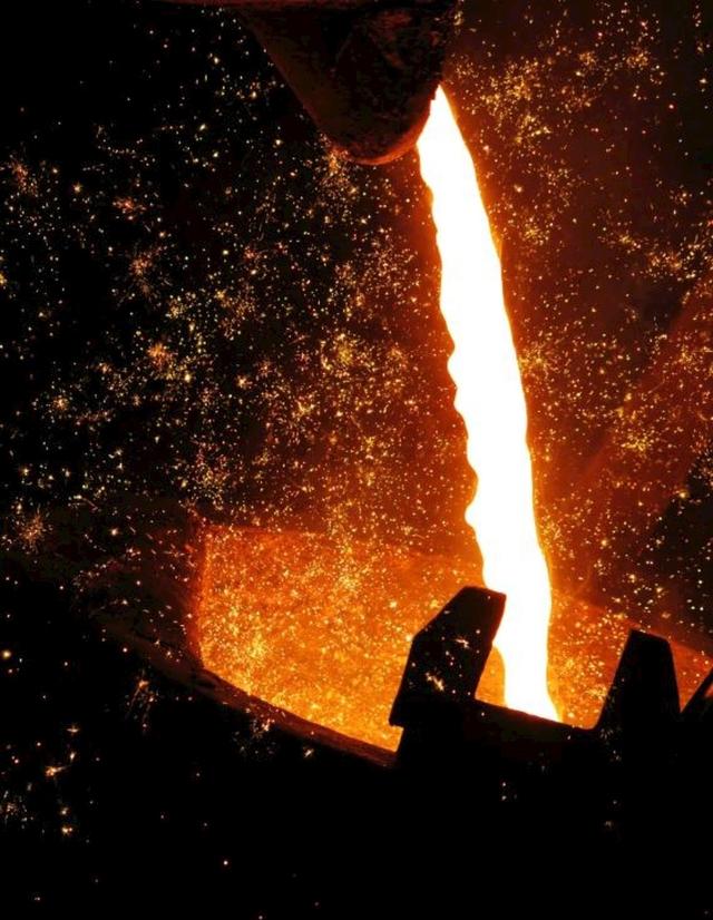 煉鐵過(guò)程實(shí)質(zhì)上是將鐵從其自然形態(tài)——礦石等含鐵化合物中還原出來(lái)的過(guò)程。煉鐵方法主要有高爐法、直接還原法、熔融還原法等，其原理是礦石在特定的氣氛中（還原物質(zhì)CO、H2、C；適宜溫度等）通過(guò)物化反應(yīng)獲取還原后的生鐵。生鐵除了少部分用于鑄造外，絕大部分是作為煉鋼原料。  高爐煉鐵是現(xiàn)代煉鐵的主要方法，鋼鐵生產(chǎn)中的重要環(huán)節(jié)。這種方法是由古代豎爐煉鐵發(fā)展、改進(jìn)而成的。盡管世界各國(guó)研究發(fā)展了很多新的煉鐵法，但由于高爐煉鐵技術(shù)經(jīng)濟(jì)指標(biāo)良好，工藝簡(jiǎn)單，生產(chǎn)量大,勞動(dòng)生產(chǎn)率高,能耗低，這種方法生產(chǎn)的鐵仍占世界鐵總產(chǎn)量的95％以上。  煉鐵工藝是是將含鐵原料（燒結(jié)礦、球團(tuán)礦或鐵礦）、燃料（焦炭、煤粉等）及其它輔助原料（石灰石、白云石、錳礦等）按一定比例自高爐爐頂裝入高爐，并由熱風(fēng)爐在高爐下部沿爐周的風(fēng)口向高爐內(nèi)鼓入熱風(fēng)助焦炭燃燒（有的高爐也噴吹煤粉、重油、天然氣等輔助燃料），在高溫下焦炭中的碳同鼓入空氣中的氧燃燒生成的一氧化碳和氫氣。  原料、燃料隨著爐內(nèi)熔煉等過(guò)程的進(jìn)行而下降，在爐料下降和上升的煤氣相遇，先后發(fā)生傳熱、還原、熔化、脫炭作用而生成生鐵，鐵礦石原料中的雜質(zhì)與加入爐內(nèi)的熔劑相結(jié)合而成渣，爐底鐵水間斷地放出裝入鐵水罐，送往煉鋼廠。同時(shí)產(chǎn)生高爐煤氣，爐渣兩種副產(chǎn)品，高爐渣鐵主要礦石中不還原的雜質(zhì)和石灰石等熔劑結(jié)合生成，自渣口排出后，經(jīng)水淬處理后全部作為水泥生產(chǎn)原料；產(chǎn)生的煤氣從爐頂導(dǎo)出，經(jīng)除塵后，作為熱風(fēng)爐、加熱爐、焦?fàn)t、鍋爐等的燃料。