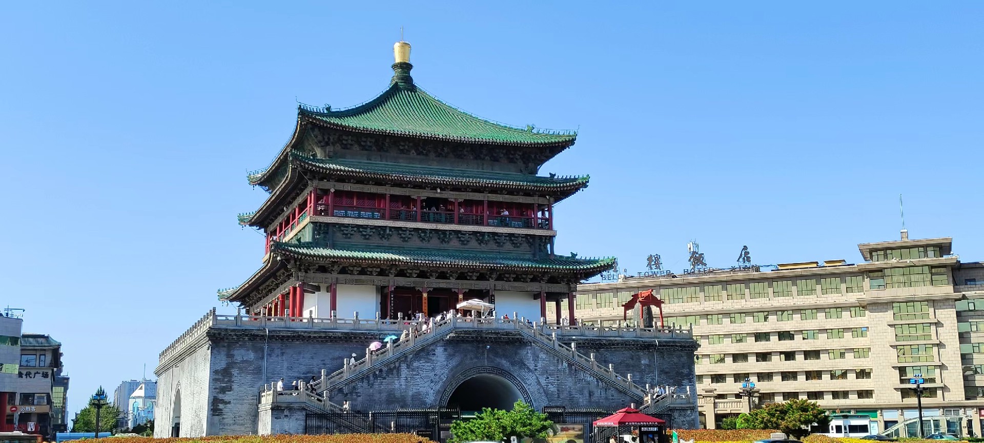 西安是國務院公布的首批國家歷史文化名城，有西周、秦、西漢、唐等在內的13個朝代在此建都，是世界四大古都之一，中國古都學會認定的中國建都朝代最多、帝都歷史最長的古都。曾經作為中國首都和政治、經濟、文化中心長達1100多年。旅游景點有秦始皇兵馬俑博物館、大雁塔、陜西歷史博物館、華清池景區(qū)、碑林博物館等