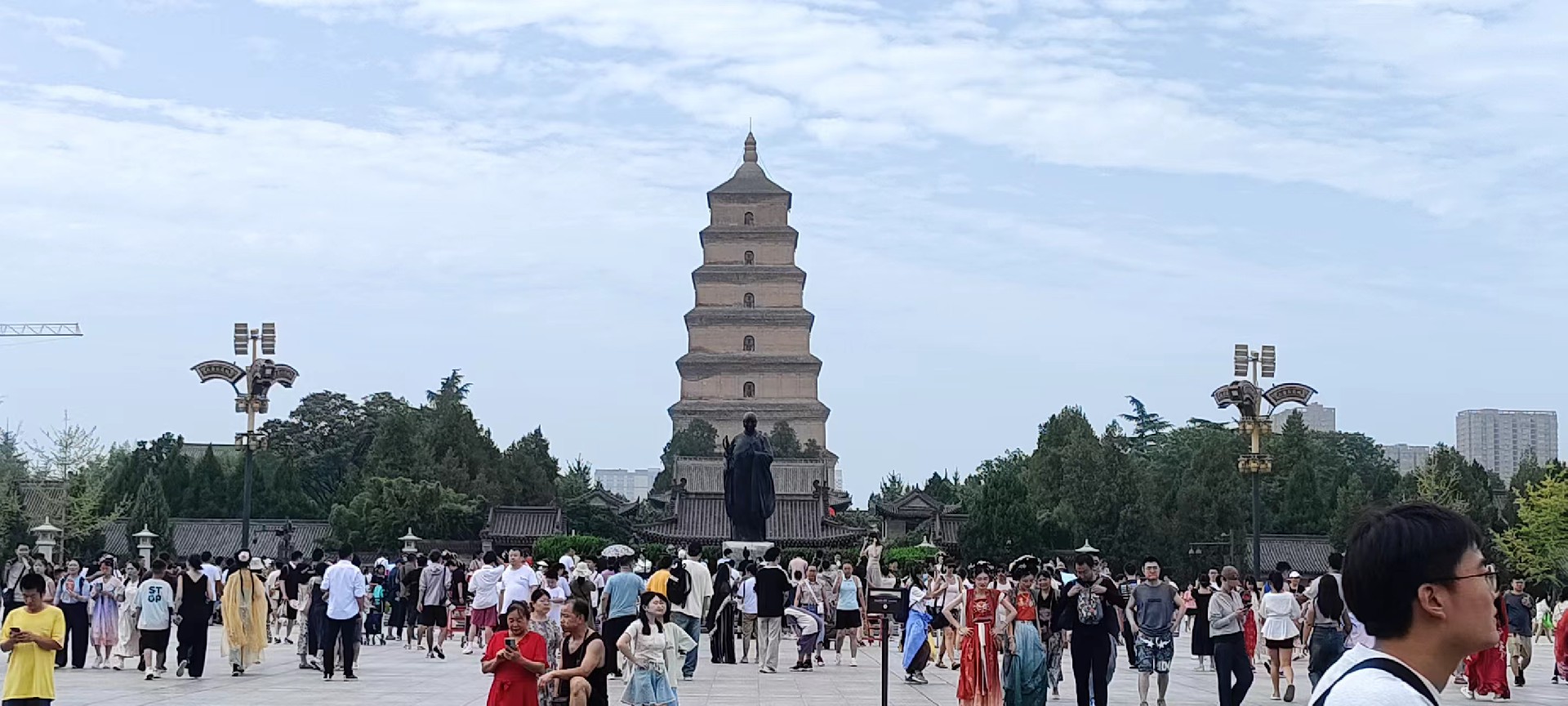 西安是國務院公布的首批國家歷史文化名城，有西周、秦、西漢、唐等在內的13個朝代在此建都，是世界四大古都之一，中國古都學會認定的中國建都朝代最多、帝都歷史最長的古都。曾經作為中國首都和政治、經濟、文化中心長達1100多年。旅游景點有秦始皇兵馬俑博物館、大雁塔、陜西歷史博物館、華清池景區(qū)、碑林博物館等