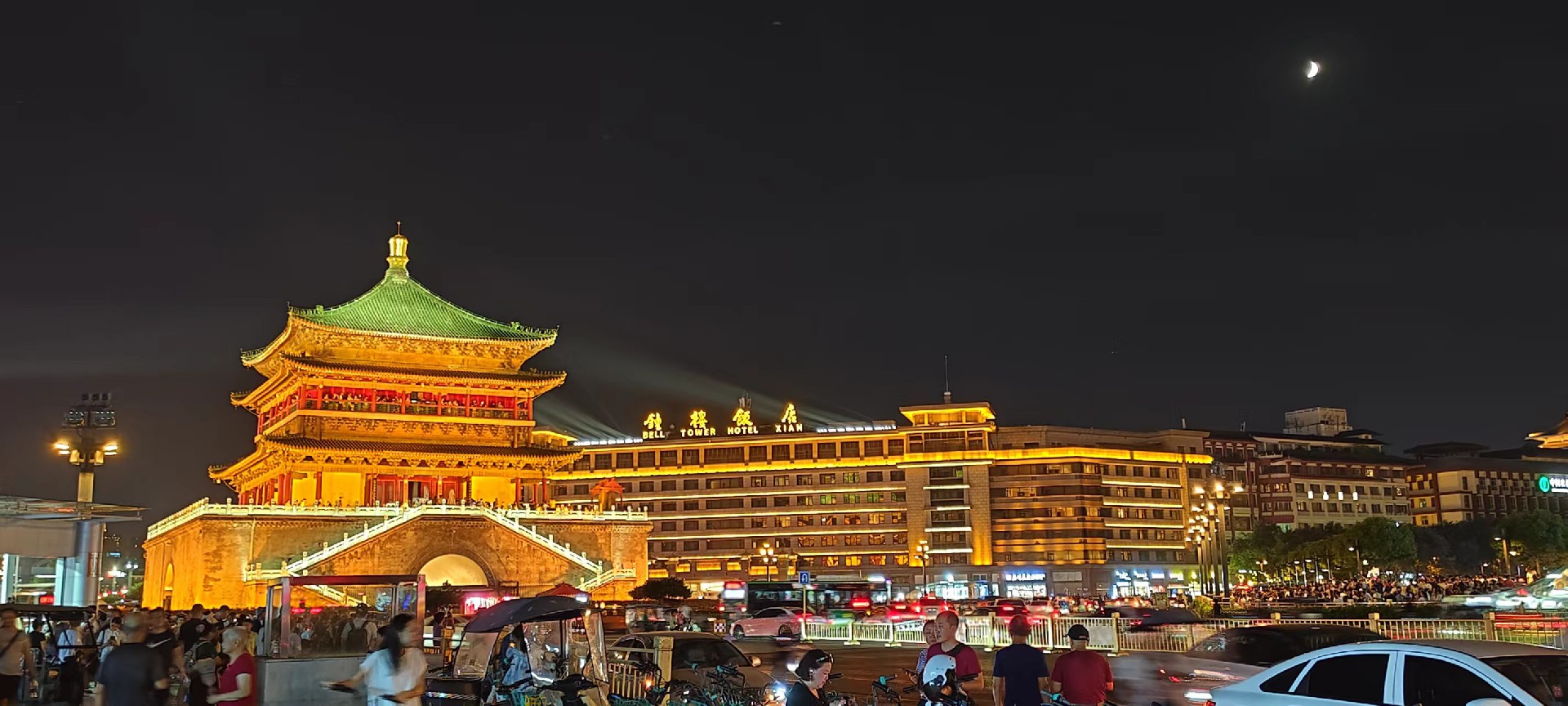 西安是國務院公布的首批國家歷史文化名城，有西周、秦、西漢、唐等在內的13個朝代在此建都，是世界四大古都之一，中國古都學會認定的中國建都朝代最多、帝都歷史最長的古都。曾經作為中國首都和政治、經濟、文化中心長達1100多年。旅游景點有秦始皇兵馬俑博物館、大雁塔、陜西歷史博物館、華清池景區(qū)、碑林博物館等