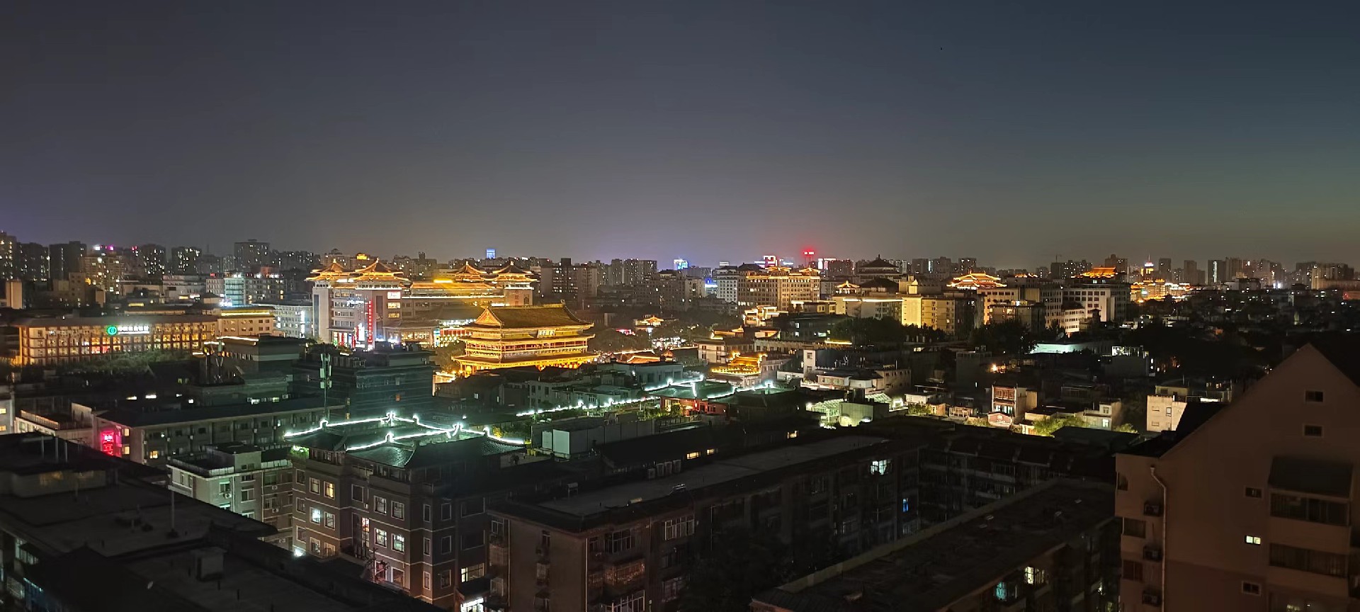 西安是國務院公布的首批國家歷史文化名城，有西周、秦、西漢、唐等在內的13個朝代在此建都，是世界四大古都之一，中國古都學會認定的中國建都朝代最多、帝都歷史最長的古都。曾經作為中國首都和政治、經濟、文化中心長達1100多年。旅游景點有秦始皇兵馬俑博物館、大雁塔、陜西歷史博物館、華清池景區(qū)、碑林博物館等