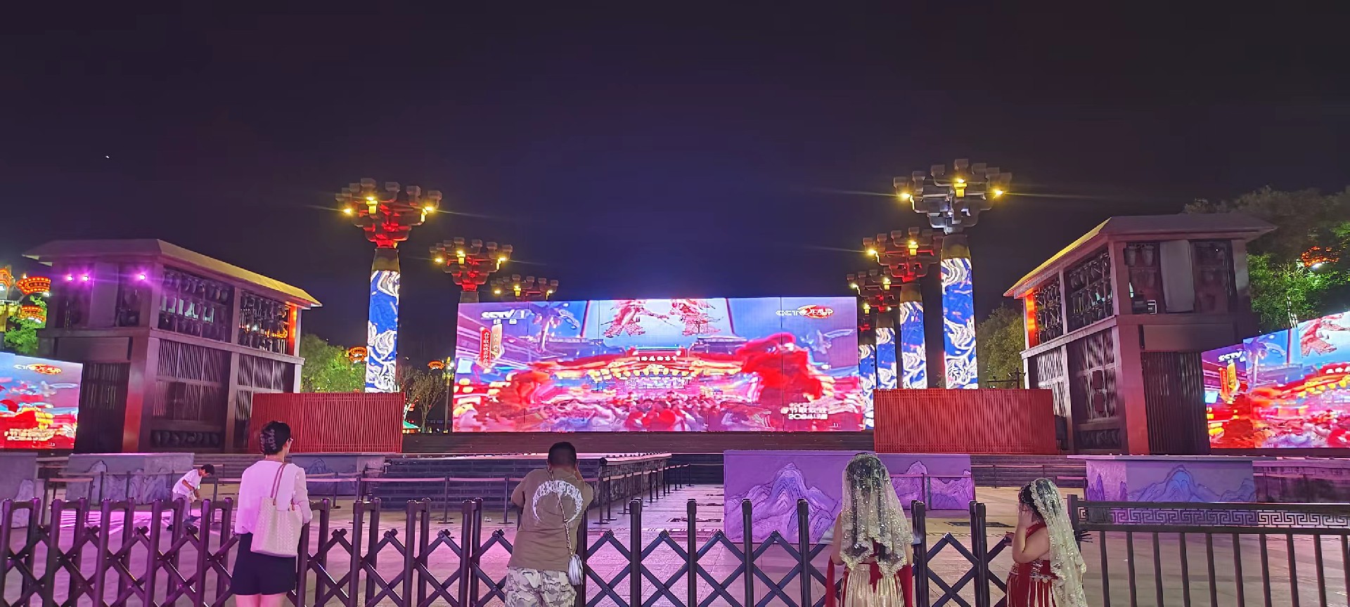 西安是國務院公布的首批國家歷史文化名城，有西周、秦、西漢、唐等在內的13個朝代在此建都，是世界四大古都之一，中國古都學會認定的中國建都朝代最多、帝都歷史最長的古都。曾經作為中國首都和政治、經濟、文化中心長達1100多年。旅游景點有秦始皇兵馬俑博物館、大雁塔、陜西歷史博物館、華清池景區(qū)、碑林博物館等