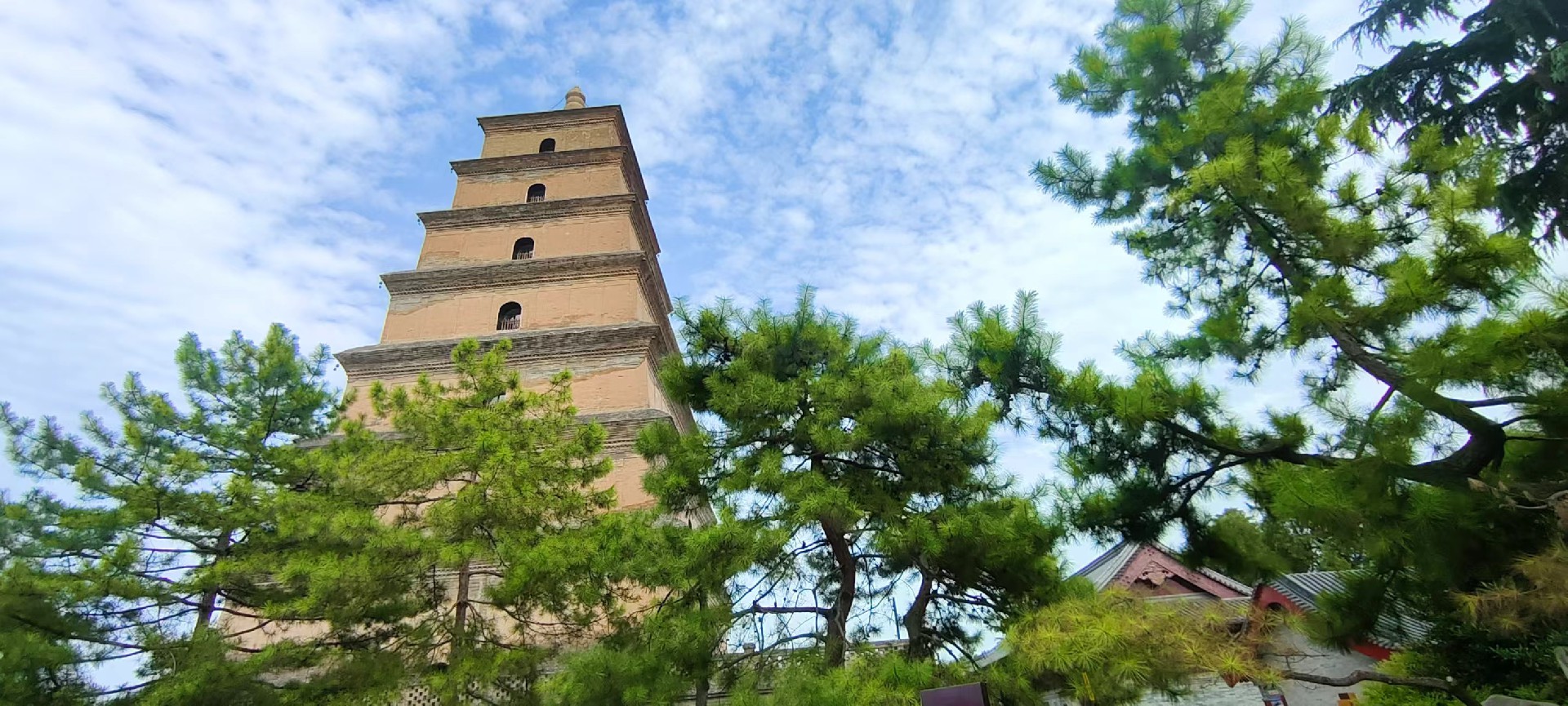 西安是國務院公布的首批國家歷史文化名城，有西周、秦、西漢、唐等在內的13個朝代在此建都，是世界四大古都之一，中國古都學會認定的中國建都朝代最多、帝都歷史最長的古都。曾經作為中國首都和政治、經濟、文化中心長達1100多年。旅游景點有秦始皇兵馬俑博物館、大雁塔、陜西歷史博物館、華清池景區(qū)、碑林博物館等