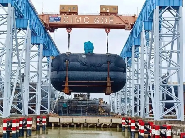近日，南通中集太平洋海洋工程有限公司（以下簡(jiǎn)稱“CIMC SOE”）為舟山長(zhǎng)宏國(guó)際船舶修造有限公司(以下簡(jiǎn)稱“長(zhǎng)宏國(guó)際”)建造的7500立方全球首制堆疊式LNG雙耳船用燃料罐一、二船套（T154/155）順利裝船發(fā)運(yùn)。該燃料罐后續(xù)將安裝在11500TEU集裝箱船上。在該燃料罐制造過(guò)程中，河鋼集團(tuán)舞鋼公司生產(chǎn)的1357噸高性能9Ni鋼板獨(dú)家用于該燃料罐制造。