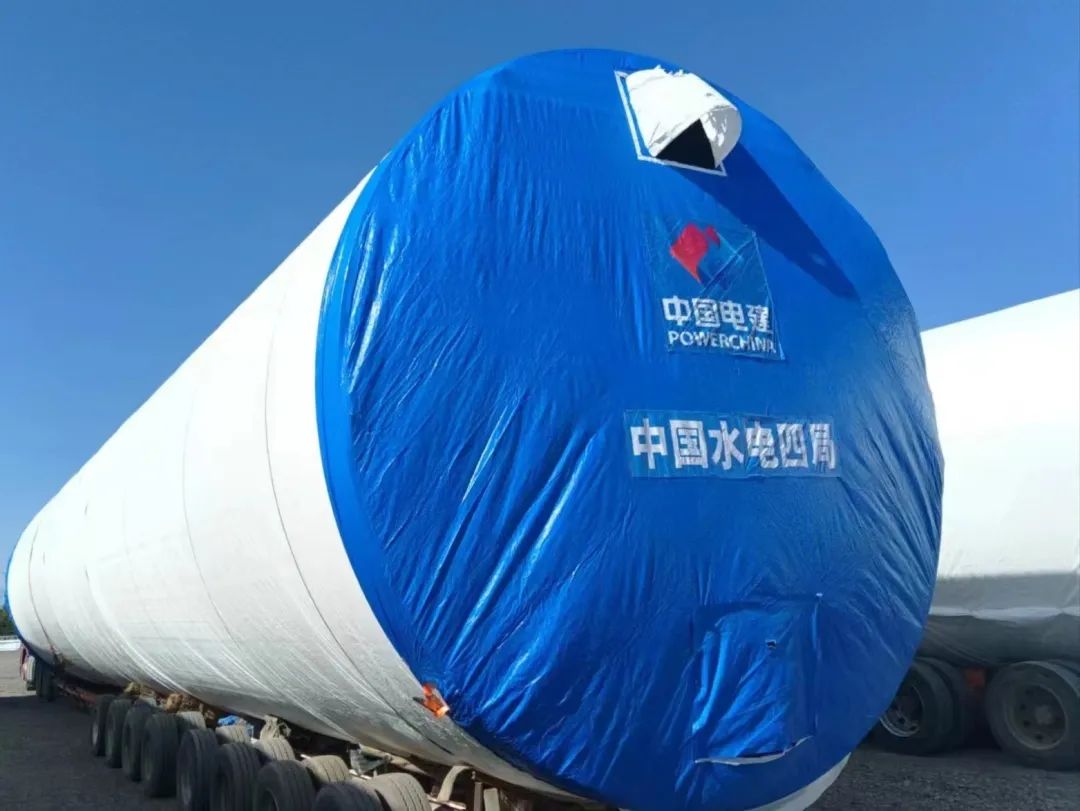 近日，河鋼集團(tuán)舞鋼公司生產(chǎn)的一批風(fēng)電項(xiàng)目用鋼板如期發(fā)往客戶，將用于新彊吐魯番市重點(diǎn)能源項(xiàng)目——廣東能源托克遜縣100萬千瓦風(fēng)電項(xiàng)目的風(fēng)電塔筒制造。目前，舞鋼已累計(jì)向該項(xiàng)目供應(yīng)風(fēng)電項(xiàng)目用鋼板近2萬噸。