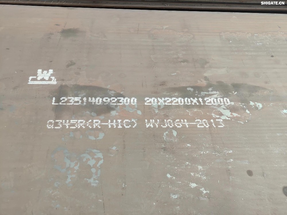 11月29日，河鋼集團(tuán)舞鋼公司研發(fā)生產(chǎn)的一批超長(zhǎng)容器鋼板順利通過(guò)馬來(lái)西亞客戶的現(xiàn)場(chǎng)見(jiàn)證檢驗(yàn)，各項(xiàng)性能指標(biāo)完全優(yōu)于合同要求，將如期發(fā)往客戶，用于馬來(lái)西亞某清潔能源項(xiàng)目的天然氣管道制作。  集團(tuán)強(qiáng)調(diào)，要突出“四個(gè)更加關(guān)注”，堅(jiān)定不移貼近市場(chǎng)和客戶，充分釋放區(qū)位、裝備、技術(shù)等優(yōu)勢(shì)，加快由生產(chǎn)型企業(yè)向“制造+服務(wù)”型企業(yè)轉(zhuǎn)變。舞鋼深入貫徹落實(shí)集團(tuán)工作要求，充分利用在寬厚板領(lǐng)域的技術(shù)優(yōu)勢(shì)，貼近市場(chǎng)需求，突出“四個(gè)更加關(guān)注”，做好針對(duì)海外客戶的技術(shù)服務(wù)，穩(wěn)步拓寬舞鋼寬厚板的海外市場(chǎng)。