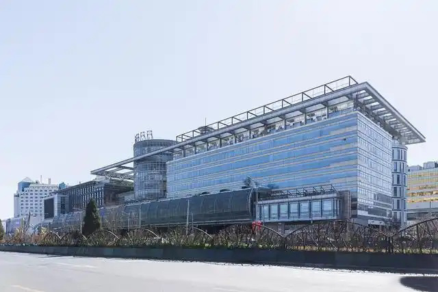 鋼鐵行業(yè)是全球工業(yè)體系中的重要支柱之一,其產(chǎn)品廣泛應(yīng)用于基礎(chǔ)設(shè)施建設(shè)、機(jī)械制造、汽車工業(yè)等領(lǐng)域。隨著全球工業(yè)化進(jìn)程的不斷深入,鋼鐵行業(yè)呈現(xiàn)出國際化競爭格局。在眾多鋼鐵制造企業(yè)中,有6家公司以其出色的經(jīng)營業(yè)績和強(qiáng)大的市場地位脫穎而出,成為了世界鋼鐵制造業(yè)的領(lǐng)軍企業(yè)。