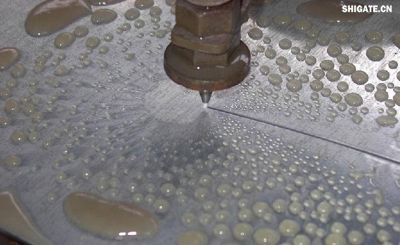 在工業(yè)生產(chǎn)中，鋼板切割是一項至關(guān)重要的工藝，廣泛應(yīng)用于機械制造、建筑、橋梁建設(shè)等多個領(lǐng)域。為了滿足不同項目的需求，鋼板切割采用了多種加工方式。本文將詳細(xì)介紹鋼板切割中常見的幾種加工方式，包括火焰切割、激光切割、等離子切割、水刀切割以及機械切割等。    一、火焰切割    火焰切割是利用氧氣和乙炔的燃燒產(chǎn)生的高溫火焰來切割鋼板的一種加工方式。在切割過程中，火焰將鋼板局部加熱至熔化狀態(tài)，同時氧氣流將熔化的金屬吹走，形成切口?；鹧媲懈钤O(shè)備相對簡單，成本低廉，適用于切割厚度較大的鋼板。然而，由于切割過程中產(chǎn)生的熱影響區(qū)較大，易導(dǎo)致鋼板變形和材質(zhì)變化，因此精度和表面質(zhì)量相對較低。          二、激光切割    激光切割是利用高功率密度的激光束照射鋼板表面，使鋼板迅速熔化、汽化或達(dá)到點燃點，同時以高速氣流將熔化或燃燒的金屬吹走，形成切口。激光切割具有切割速度快、精度高、熱影響區(qū)小等優(yōu)點，特別適用于切割薄板和中厚板。此外，激光切割還能實現(xiàn)自動化和智能化生產(chǎn)，提高生產(chǎn)效率。            三、等離子切割    等離子切割是利用高溫、高速度的等離子氣體流對鋼板進(jìn)行切割的一種加工方式。在切割過程中，等離子氣體流將鋼板局部熔化，并通過氣流將熔化的金屬吹走。等離子切割適用于切割中厚板和厚板，具有切割速度快、熱影響區(qū)小、切口平整等優(yōu)點。然而，等離子切割設(shè)備的成本較高，維護(hù)也相對復(fù)雜。    四、水刀切割    水刀切割是利用高壓水流對鋼板進(jìn)行切割的一種加工方式。在切割過程中，高壓水流將鋼板局部沖蝕，形成切口。水刀切割具有切割精度高、表面質(zhì)量好、無熱影響區(qū)等優(yōu)點，特別適用于切割薄板和對表面質(zhì)量要求較高的項目。此外，水刀切割還能實現(xiàn)綠色生產(chǎn)，減少環(huán)境污染。    五、機械切割    機械切割是利用切割機械對鋼板進(jìn)行切割的一種加工方式，如鋸床切割、銑床切割等。機械切割適用于切割各種厚度和材質(zhì)的鋼板，具有切割精度高、切口平整、適應(yīng)性強等優(yōu)點。然而，機械切割的速度相對較慢，生產(chǎn)效率較低，且對于較厚的鋼板，切割難度較大。            在選擇鋼板切割加工方式時，需要根據(jù)項目的具體需求、鋼板的厚度和材質(zhì)、生產(chǎn)效率和成本等因素進(jìn)行綜合考慮。對于要求高精度、高表面質(zhì)量的切割項目，激光切割和水刀切割是較為理想的選擇；對于切割厚度較大、對表面質(zhì)量要求不高的項目，火焰切割和等離子切割則更具優(yōu)勢；而對于需要靈活應(yīng)對各種切割需求的場景，機械切割則是一種可靠的選擇。    總之，隨著科技的不斷進(jìn)步和工業(yè)生產(chǎn)的不斷發(fā)展，鋼板切割加工方式也在不斷創(chuàng)新和完善。了解各種加工方式的優(yōu)缺點，并根據(jù)實際需求選擇合適的加工方式，對于提高鋼板切割的質(zhì)量和效率具有重要意義。