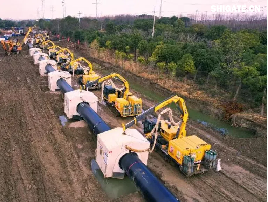 1月1日，國務院國資委新聞中心發(fā)布2024年度央企十大“超級工程”和央企十大“國之重器”，河鋼集團舞鋼公司參與研制的我國首個工業(yè)用途核能供汽項目“和氣一號”和中俄東線天然氣管道工程、中國南極秦嶺站，我國自主設計建造的首艘大洋鉆探船“夢想”號、亞洲首艘圓筒型海上油氣加工廠“?？惶枴?、我國自主研制的更大直徑盾構(gòu)機“江海號”分別入選。  2024年以來，舞鋼公司深入落實“1127”工作規(guī)劃，堅持“以客戶需求為導向”，大力推進技術(shù)營銷，奮力拓展市場；強化科技創(chuàng)新驅(qū)動，以填補國內(nèi)市場空白為目標，研發(fā)更多具有舞鋼特色的新產(chǎn)品，助力國家“超級工程”建設和“大國重器”制造。