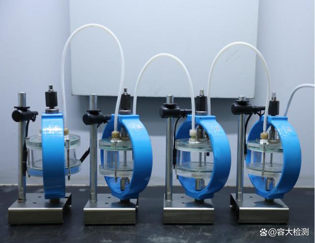 10月20日，工業(yè)和信息化部發(fā)布了2022年第23號公告，由舞鋼主導制定的我國首個《抗?jié)窳蚧瘹涓g鋼板》行業(yè)標準成功發(fā)布。  該標準由舞鋼公司主導，冶金工業(yè)信息標準研究院參與共同完成。項目組從標準建議書提交、申報、答辯，到標準的編制、起草、征求意見、審查審定，以及公示、公布等環(huán)節(jié)嚴格把關(guān)，歷時近3年努力完成。  該項標準填補了我國抗?jié)窳蚧瘹涓g鋼板標準空白，解決了抗?jié)窳蚧瘹涓g鋼板采購卡脖子難題，打通了從技術(shù)研發(fā)、產(chǎn)品設計、裝備制造到產(chǎn)品營銷最后一公里，對于國內(nèi)抗?jié)窳蚧瘹涓g鋼板產(chǎn)業(yè)高質(zhì)量發(fā)展具有深遠意義。  該項行業(yè)標準是依據(jù)工業(yè)和信息化部工信廳科函（2019）276 號文“關(guān)于印發(fā) 2019 年第四批行業(yè)標準制修訂和外文版項目計劃的通知”下達的項目計劃， 2020年8月，全國鋼標委鋼板和鋼帶分委員會組織各起草單位成立起草工作組，由舞陽鋼鐵有限責任公司為組長單位，負責主要起草工作。工作組對國內(nèi)外抗?jié)窳蚧瘹涓g鋼板產(chǎn)品和技術(shù)現(xiàn)狀與發(fā)展情況進行全面調(diào)研，同時廣泛搜集相關(guān)標準和國內(nèi)外技術(shù)資料，進行了大量的研究分析、資料查證工作，結(jié)合實際應用經(jīng)驗，進行全面總結(jié)和歸納，在此基礎上編制出《抗?jié)窳蚧瘹涓g鋼板》標準，依據(jù)所收到的公開征求的社會意見，進行分類、歸納、整理和分析，于 2021 年 11 月完成了標準送審稿。全國鋼標委鋼板鋼帶分委員會與標準審查會，通過了此標準的審定。經(jīng)過全國鋼標委鋼板鋼帶分委員會絕大多數(shù)委員投票通過了此標準的審查，獲得了批準，最終由中國工業(yè)和信息化部進行發(fā)布。   de1bb805c27e7ca704aee101fe9d728d.jpeg  該項標準從國內(nèi)抗?jié)窳蚧瘹涓g鋼板的發(fā)展要求出發(fā)，對所用鋼板化學成分、力學性能、表面質(zhì)量及交貨狀態(tài)，試驗和檢驗方法等多方面技術(shù)要求進行了明確規(guī)定，對產(chǎn)品市場推廣應用起著規(guī)范性指導作用。  舞鋼成功申請完成此項標準制定，是企業(yè)科研創(chuàng)新綜合實力的有力體現(xiàn)，為加快國內(nèi)抗?jié)窳蚧瘹涓g鋼板國際化進程起到引領作用,對抗?jié)窳蚧瘹涓g鋼板市場的規(guī)范、推廣及應用具有重要意義。