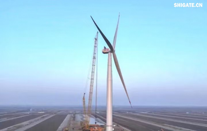 1月11日，更大功率等級(jí)的漂浮式風(fēng)電機(jī)組——中國(guó)中車“啟航號(hào)”在山東東營(yíng)風(fēng)電裝備測(cè)試認(rèn)證創(chuàng)新基地吊裝成功，標(biāo)志著我國(guó)在海上超大型風(fēng)機(jī)的探索邁出重要一步。該項(xiàng)目風(fēng)電機(jī)組的配套塔筒是全球直徑更大、重量更重的塔筒型號(hào)，所用鋼板由河鋼集團(tuán)舞鋼公司獨(dú)家提供。