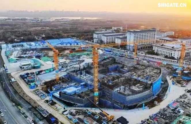 舞鋼公司深入貫徹落實集團(tuán)戰(zhàn)略部署，緊盯客戶的需求，發(fā)揮自身技術(shù)優(yōu)勢，研發(fā)生產(chǎn)更多的特種鋼板，打造更多的“國之重器”。針對客戶志在通過該項目打造“世界首個緊湊型聚變能實驗裝置”的目標(biāo)，舞鋼公司效益產(chǎn)品攻關(guān)團(tuán)隊不斷優(yōu)化營銷方案，通過提供“一攬子”解決方案，贏得了客戶的認(rèn)可。在研發(fā)過程中，公司優(yōu)化工藝方案，在軋制環(huán)節(jié)增加兩項創(chuàng)新措施，并強化質(zhì)量過程管控，確保了鋼板表面質(zhì)量和內(nèi)部質(zhì)量全部優(yōu)于客戶需求，并按期交貨。