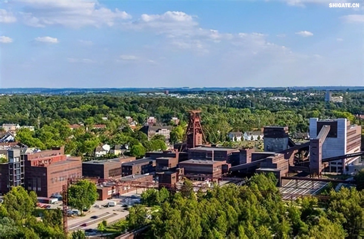 你聽說過歐洲"鋼鐵心臟"萎縮的消息嗎？為什么曾經(jīng)強大的歐盟鋼鐵產(chǎn)業(yè)如今正在迅速崩塌？特朗普政府重啟的25%鋼鐵關稅究竟給歐洲造成了多大沖擊？在全球貿(mào)易保護主義重燃的今天，歐盟的慘痛教訓對中國有何警示意義？數(shù)據(jù)顯示，2025年一季度，歐盟對美鋼鐵出口同比驟降42%，損失約150萬噸訂單和45億歐元收入。與此同時，中國鋼鐵卻逆勢增長，2024年出口量突破1.11億噸，創(chuàng)下8年來新高。這背后有哪些產(chǎn)業(yè)鏈布局的深層差異？中國又該如何從歐盟的失敗中吸取經(jīng)驗，打贏未來全球貿(mào)易的三大突圍戰(zhàn)？