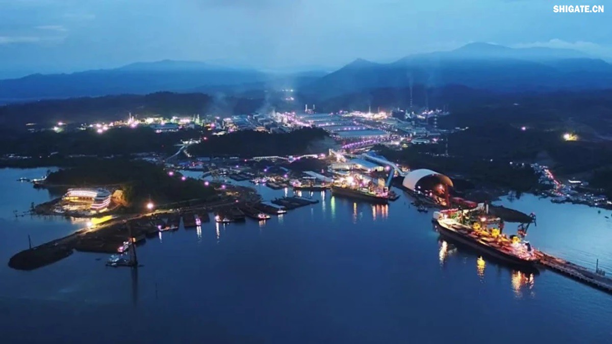 你聽說過歐洲"鋼鐵心臟"萎縮的消息嗎？為什么曾經(jīng)強大的歐盟鋼鐵產(chǎn)業(yè)如今正在迅速崩塌？特朗普政府重啟的25%鋼鐵關稅究竟給歐洲造成了多大沖擊？在全球貿(mào)易保護主義重燃的今天，歐盟的慘痛教訓對中國有何警示意義？數(shù)據(jù)顯示，2025年一季度，歐盟對美鋼鐵出口同比驟降42%，損失約150萬噸訂單和45億歐元收入。與此同時，中國鋼鐵卻逆勢增長，2024年出口量突破1.11億噸，創(chuàng)下8年來新高。這背后有哪些產(chǎn)業(yè)鏈布局的深層差異？中國又該如何從歐盟的失敗中吸取經(jīng)驗，打贏未來全球貿(mào)易的三大突圍戰(zhàn)？