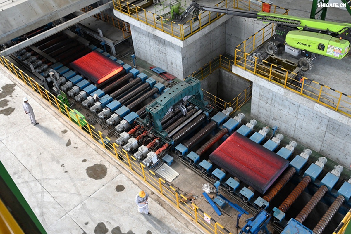 盛夏時(shí)節(jié)，萬物競(jìng)發(fā)。7月25日上午，河鋼集團(tuán)舞鋼公司隆重舉行460mm厚板連鑄機(jī)投產(chǎn)暨特厚板淬火線開工儀式。舞鋼公司黨委書記、董事長吝章國出席儀式并講話，強(qiáng)調(diào)要以科技創(chuàng)新為引領(lǐng)，推動(dòng)企業(yè)高質(zhì)量發(fā)展。舞鋼市委副書記、市長何卉，普銳特冶金技術(shù)（中國）有限公司首席執(zhí)行官柯特，中冶京誠工程技術(shù)有限公司煉鋼工程技術(shù)所總經(jīng)理安邦等106位嘉賓共同見證這一重要時(shí)刻。儀式由舞鋼公司黨委副書記、總經(jīng)理趙國昌主持。舞鋼公司全體領(lǐng)導(dǎo)班子成員及總經(jīng)理助理、副總工程師參加會(huì)議。舞鋼公司各單位干部職工代表120余名參加儀式。