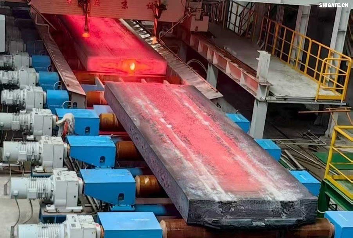 盛夏時(shí)節(jié)，萬物競(jìng)發(fā)。7月25日上午，河鋼集團(tuán)舞鋼公司隆重舉行460mm厚板連鑄機(jī)投產(chǎn)暨特厚板淬火線開工儀式。舞鋼公司黨委書記、董事長吝章國出席儀式并講話，強(qiáng)調(diào)要以科技創(chuàng)新為引領(lǐng)，推動(dòng)企業(yè)高質(zhì)量發(fā)展。舞鋼市委副書記、市長何卉，普銳特冶金技術(shù)（中國）有限公司首席執(zhí)行官柯特，中冶京誠工程技術(shù)有限公司煉鋼工程技術(shù)所總經(jīng)理安邦等106位嘉賓共同見證這一重要時(shí)刻。儀式由舞鋼公司黨委副書記、總經(jīng)理趙國昌主持。舞鋼公司全體領(lǐng)導(dǎo)班子成員及總經(jīng)理助理、副總工程師參加會(huì)議。舞鋼公司各單位干部職工代表120余名參加儀式。