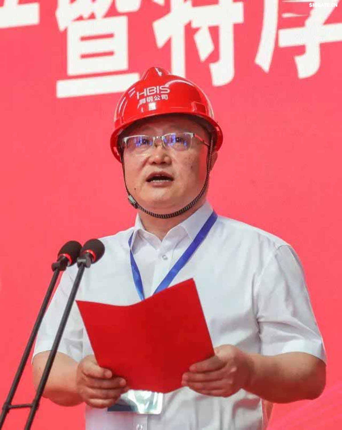 盛夏時(shí)節(jié)，萬物競(jìng)發(fā)。7月25日上午，河鋼集團(tuán)舞鋼公司隆重舉行460mm厚板連鑄機(jī)投產(chǎn)暨特厚板淬火線開工儀式。舞鋼公司黨委書記、董事長吝章國出席儀式并講話，強(qiáng)調(diào)要以科技創(chuàng)新為引領(lǐng)，推動(dòng)企業(yè)高質(zhì)量發(fā)展。舞鋼市委副書記、市長何卉，普銳特冶金技術(shù)（中國）有限公司首席執(zhí)行官柯特，中冶京誠工程技術(shù)有限公司煉鋼工程技術(shù)所總經(jīng)理安邦等106位嘉賓共同見證這一重要時(shí)刻。儀式由舞鋼公司黨委副書記、總經(jīng)理趙國昌主持。舞鋼公司全體領(lǐng)導(dǎo)班子成員及總經(jīng)理助理、副總工程師參加會(huì)議。舞鋼公司各單位干部職工代表120余名參加儀式。