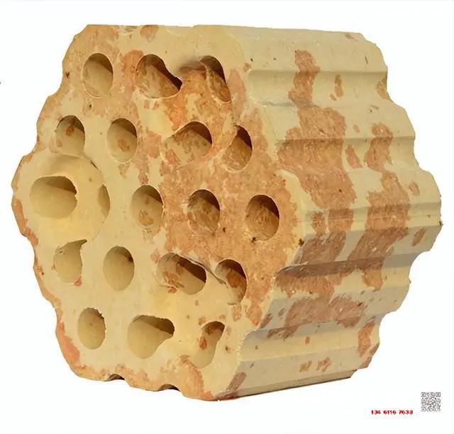 煉鐵過(guò)程實(shí)質(zhì)上是將鐵從其自然形態(tài)——礦石等含鐵化合物中還原出來(lái)的過(guò)程。煉鐵方法主要有高爐法、直接還原法、熔融還原法等，其原理是礦石在特定的氣氛中（還原物質(zhì)CO、H2、C；適宜溫度等）通過(guò)物化反應(yīng)獲取還原后的生鐵。生鐵除了少部分用于鑄造外，絕大部分是作為煉鋼原料。  高爐煉鐵是現(xiàn)代煉鐵的主要方法，鋼鐵生產(chǎn)中的重要環(huán)節(jié)。這種方法是由古代豎爐煉鐵發(fā)展、改進(jìn)而成的。盡管世界各國(guó)研究發(fā)展了很多新的煉鐵法，但由于高爐煉鐵技術(shù)經(jīng)濟(jì)指標(biāo)良好，工藝簡(jiǎn)單，生產(chǎn)量大,勞動(dòng)生產(chǎn)率高,能耗低，這種方法生產(chǎn)的鐵仍占世界鐵總產(chǎn)量的95％以上。  煉鐵工藝是是將含鐵原料（燒結(jié)礦、球團(tuán)礦或鐵礦）、燃料（焦炭、煤粉等）及其它輔助原料（石灰石、白云石、錳礦等）按一定比例自高爐爐頂裝入高爐，并由熱風(fēng)爐在高爐下部沿爐周的風(fēng)口向高爐內(nèi)鼓入熱風(fēng)助焦炭燃燒（有的高爐也噴吹煤粉、重油、天然氣等輔助燃料），在高溫下焦炭中的碳同鼓入空氣中的氧燃燒生成的一氧化碳和氫氣。  原料、燃料隨著爐內(nèi)熔煉等過(guò)程的進(jìn)行而下降，在爐料下降和上升的煤氣相遇，先后發(fā)生傳熱、還原、熔化、脫炭作用而生成生鐵，鐵礦石原料中的雜質(zhì)與加入爐內(nèi)的熔劑相結(jié)合而成渣，爐底鐵水間斷地放出裝入鐵水罐，送往煉鋼廠。同時(shí)產(chǎn)生高爐煤氣，爐渣兩種副產(chǎn)品，高爐渣鐵主要礦石中不還原的雜質(zhì)和石灰石等熔劑結(jié)合生成，自渣口排出后，經(jīng)水淬處理后全部作為水泥生產(chǎn)原料；產(chǎn)生的煤氣從爐頂導(dǎo)出，經(jīng)除塵后，作為熱風(fēng)爐、加熱爐、焦?fàn)t、鍋爐等的燃料。